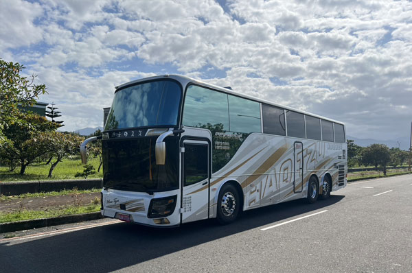 為配合 2025 暑假旅遊旺季，即日起增派 43人座八輪大巴，歡迎提前預約！